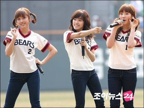 Fany checks out Sica when TaeYeon isn't looking!