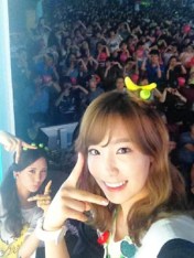 snsd taeyeon seohyun with sones on music core (1)