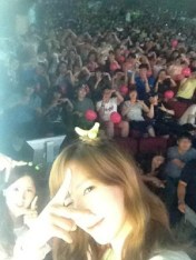 snsd taeyeon seohyun with sones on music core (2)