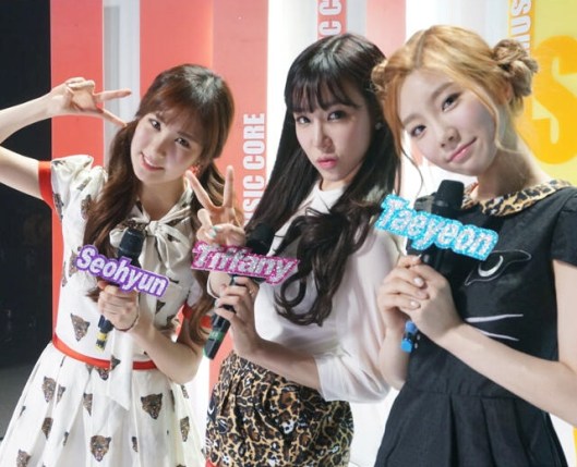 snsd taeyeon seohyun selca picture